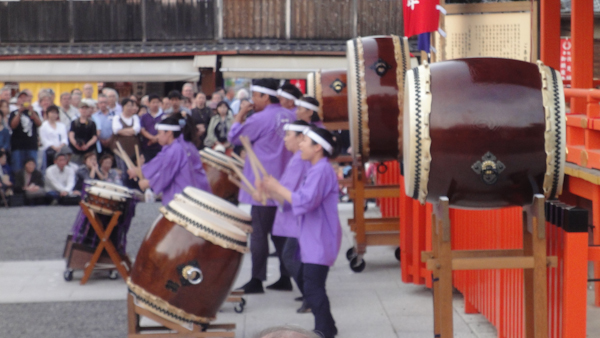 taiko drummers perform